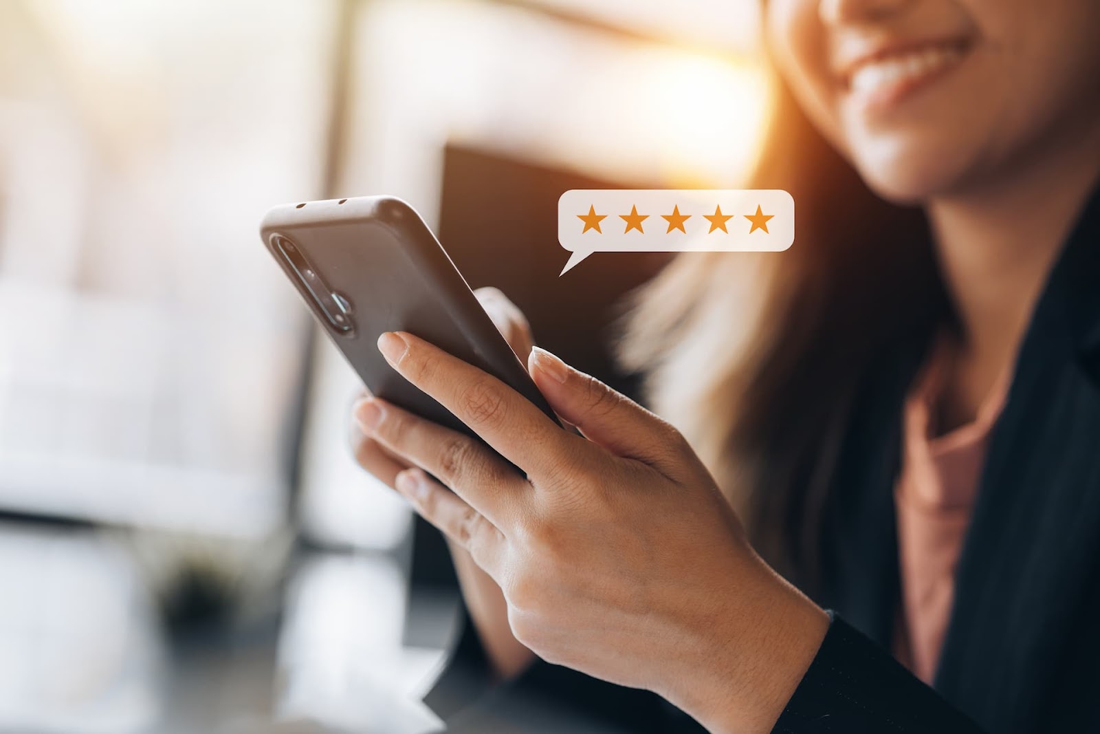 Pessoa visualizando uma avaliação de cinco estrelas em um smartphone, representando a alta satisfação do cliente que é essencial para o crescimento das vendas.