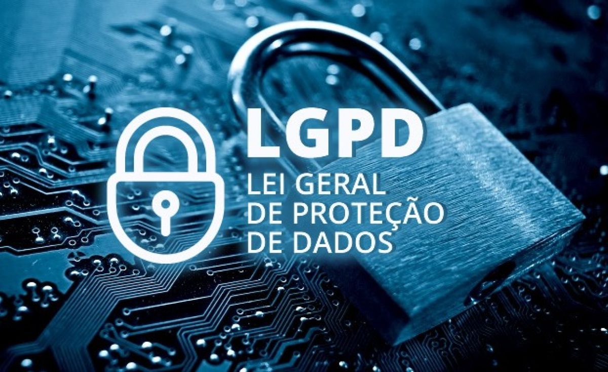 Um cadeado físico em close-up, sobreposto a uma imagem desfocada de uma placa de circuito eletrônico azul. Ao lado do cadeado, a sigla "LGPD" e a frase "Lei Geral de Proteção de Dados" são exibidas. A imagem representa a importância da conformidade com a legislação de proteção de dados no contexto do marketing digital.
