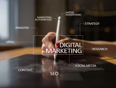 Mão segurando uma caneta digitalizando conceitos de Marketing Digital, incluindo SEO, automação de marketing e estratégias para alcançar o público online.