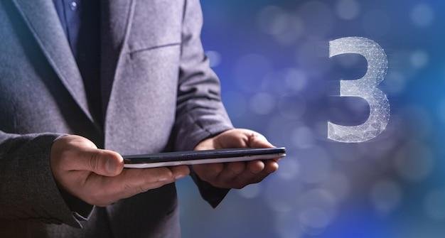 Homem segurando um tablet com o número três ao lado, simbolizando a importância da Regra de Três na resolução de problemas matemáticos e no mundo dos negócios.