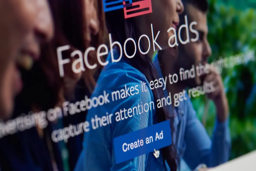 Tela de um computador exibindo a interface do Facebook Ads, destacando um botão azul com a frase 'Create an Ad'. A imagem representa uma das principais estratégias de Marketing Digital para empresas que desejam alcançar seu público por meio de anúncios pagos e segmentados na plataforma.