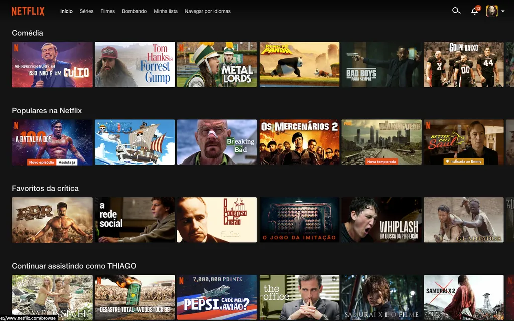 A interface da Netflix em um computador, mostrando a página inicial com diversas categorias de filmes e séries, como "Comédia" e "Populares na Netflix", e uma seção de "Continuar assistindo" personalizada para um usuário. A imagem exemplifica a aplicação de estratégias de marketing digital focadas na personalização da experiência do usuário e na retenção de audiência.
