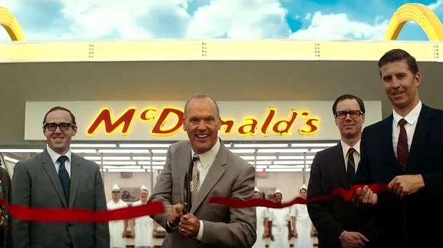 Ray Croc Empresários celebram a inauguração de uma loja do McDonald's, retratando o início da transformação do fast food em um império — um marco relevante na Psicologia do Consumidor sobre criação de hábitos, branding e comportamento em massa.