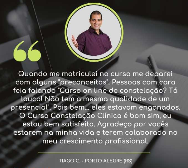 Homem compartilhando sua experiência positiva com um curso online, especificamente sobre constelação, destacando que a qualidade do curso online superou suas expectativas, apesar dos preconceitos que enfrentou inicialmente sobre o ensino a distância.