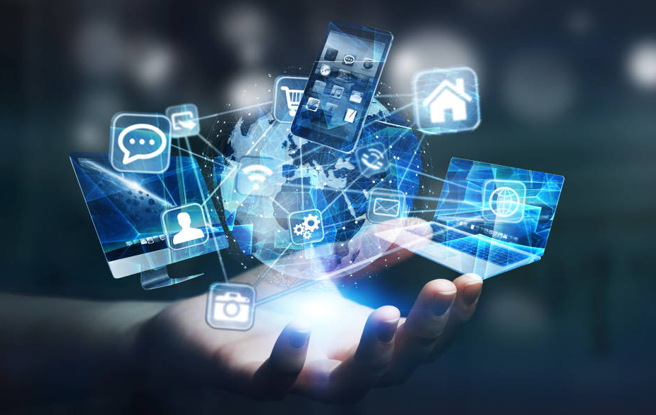 Mão segurando hologramas de ícones digitais e dispositivos conectados, representando tendências em tecnologia, conectividade e transformação digital global.