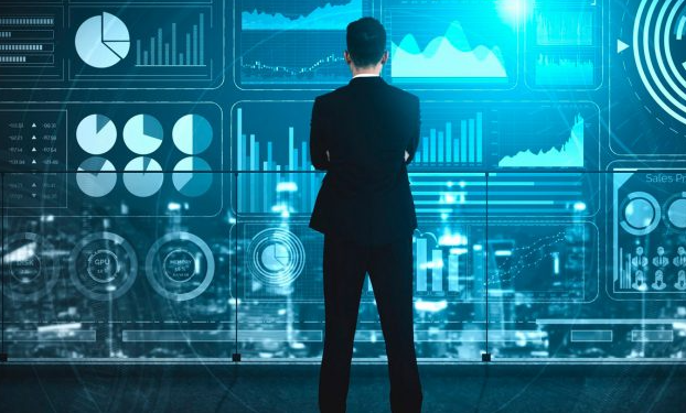 Homem observando um painel digital com gráficos e dados, simbolizando análise de métricas para networking eficiente e inteligente.