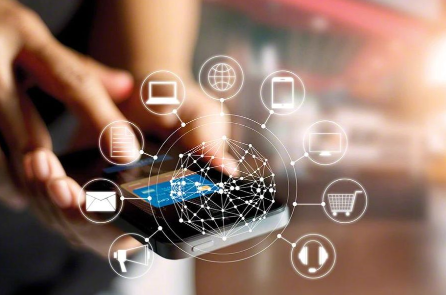 Mãos segurando celular com ícones conectados representando internet, dispositivos e e-commerce, destacando tendências de digitalização e conectividade.
