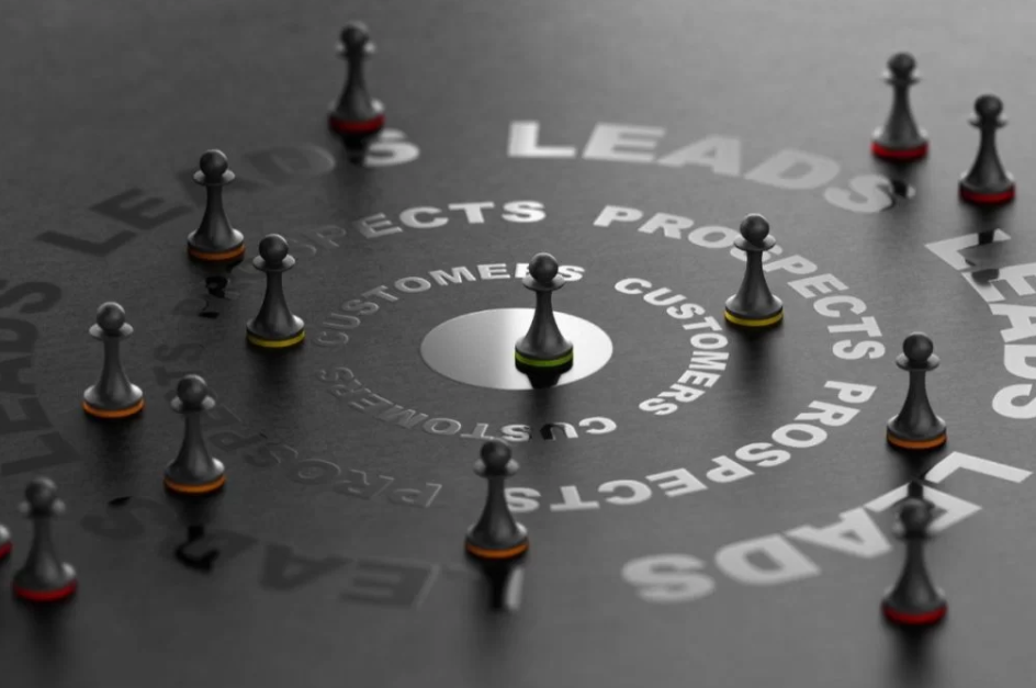 Peças em formato de peões distribuídas em círculos com as palavras “leads”, “prospects” e “customers”, representando a jornada de relacionamento no networking comercial.