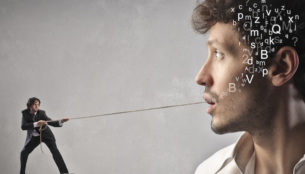 Imagem conceitual de comunicação, com homem puxando corda com letras saindo da cabeça de outro homem, ilustrando tendências em persuasão e marketing.