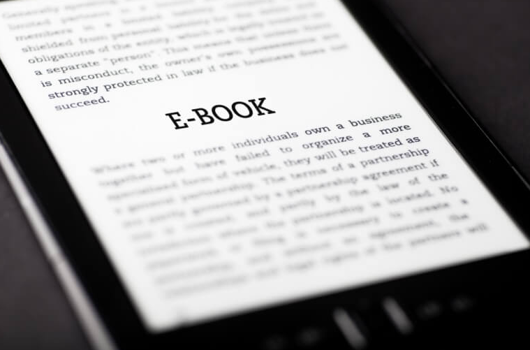 Dispositivo digital exibindo um e-book, simbolizando aprendizado e educação como caminhos práticos sobre como ganhar com conteúdo digital.