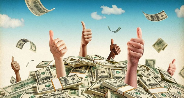 Diversas mãos dando joinha emergindo de montes de dinheiro, simbolizando aprovação e sucesso financeiro ao aprender Como Ganhar dinheiro na internet.
