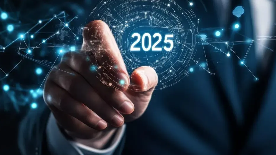 Empresário em terno tocando uma interface digital futurista com o número "2025" em destaque, representando inovação, planejamento estratégico e crescimento de um negócio online no novo cenário digital do futuro.