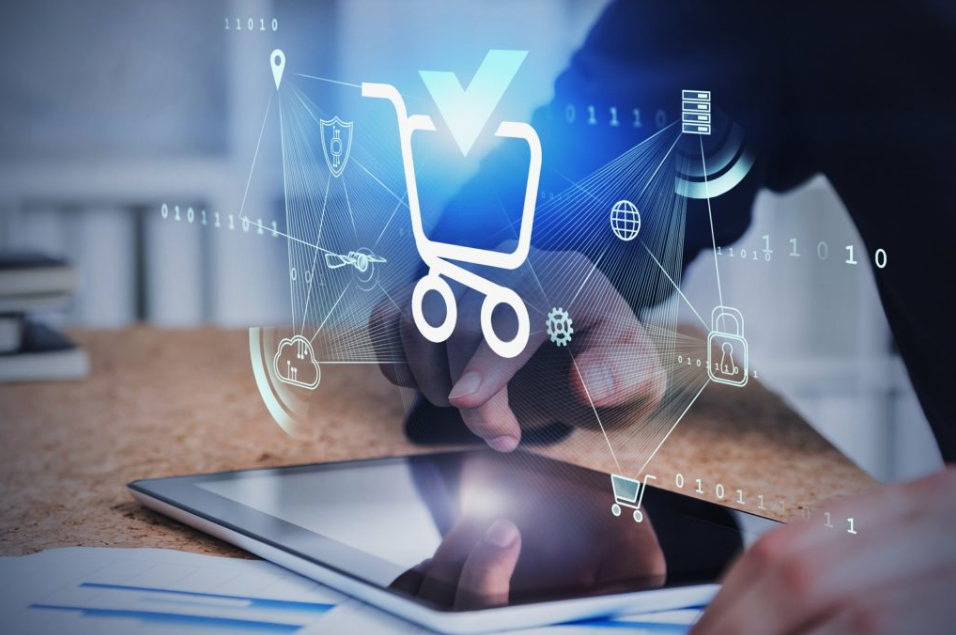 Pessoa utilizando um tablet com ícones digitais flutuantes representando carrinho de compras, segurança e conectividade, simbolizando a criação e gestão de um negócio online no ambiente do e-commerce digital.