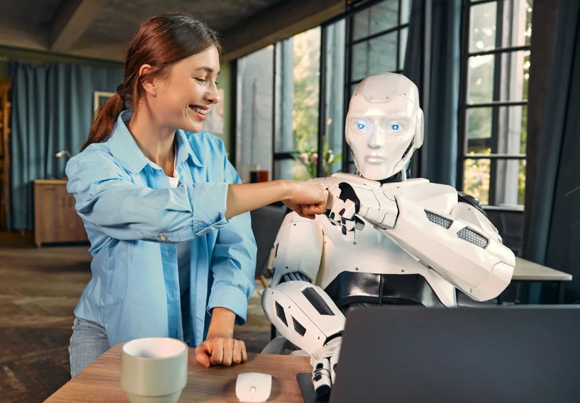 Mulher sorridente interagindo com robô humanoide, simbolizando a colaboração entre humanos e IA na criação de prompts inteligentes e eficazes.