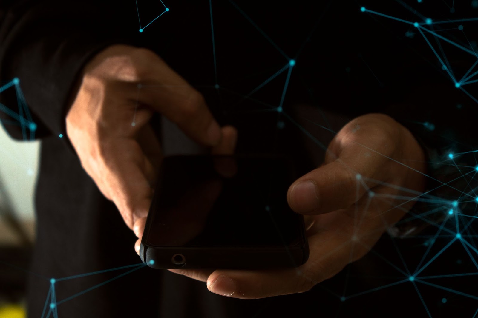 Pessoa utilizando um smartphone com elementos digitais e conexões em destaque, representando a conectividade e a transformação digital — conceito essencial para quem deseja construir ou expandir um negócio online no ambiente atual.