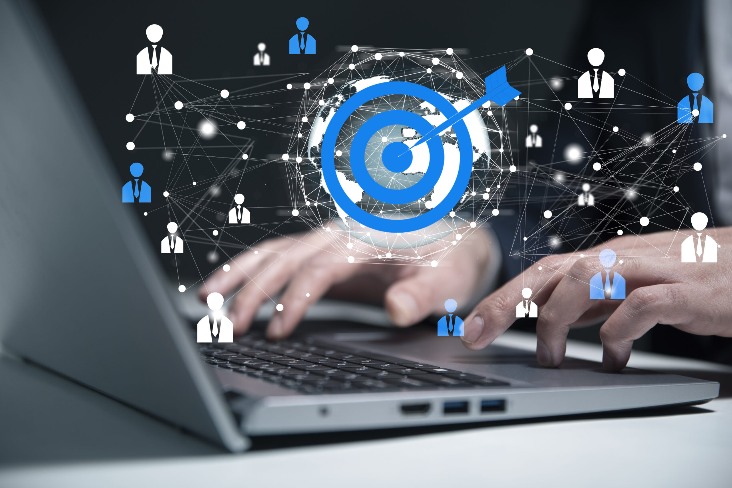 Interface digital com um alvo e rede de pessoas em um laptop. Isso simboliza a precisão no direcionamento e a importância de atrair 'leads' relevantes para o seu negócio.