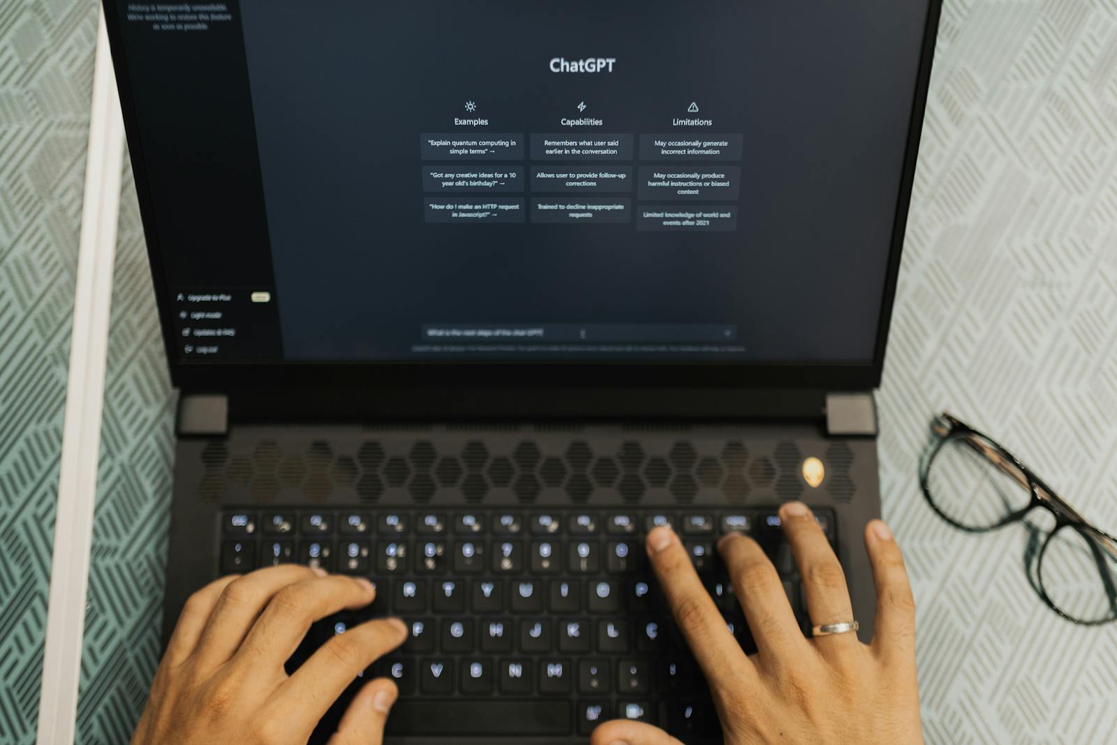 Tela de laptop mostrando as capacidades do ChatGPT, sendo operado por mãos. Isso simboliza a exploração das funcionalidades e o potencial do Chat GPT para auxiliar em diversas tarefas.