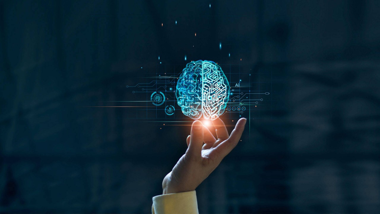 A imagem de um cérebro digital sendo apresentado por uma mão, destaca a importância de entender a mente do consumidor. Isso sugere que o 'neuromarketing' busca decifrar as emoções e os processos de decisão do cérebro para criar estratégias de marketing mais impactantes e alinhadas com as necessidades e desejos do público.