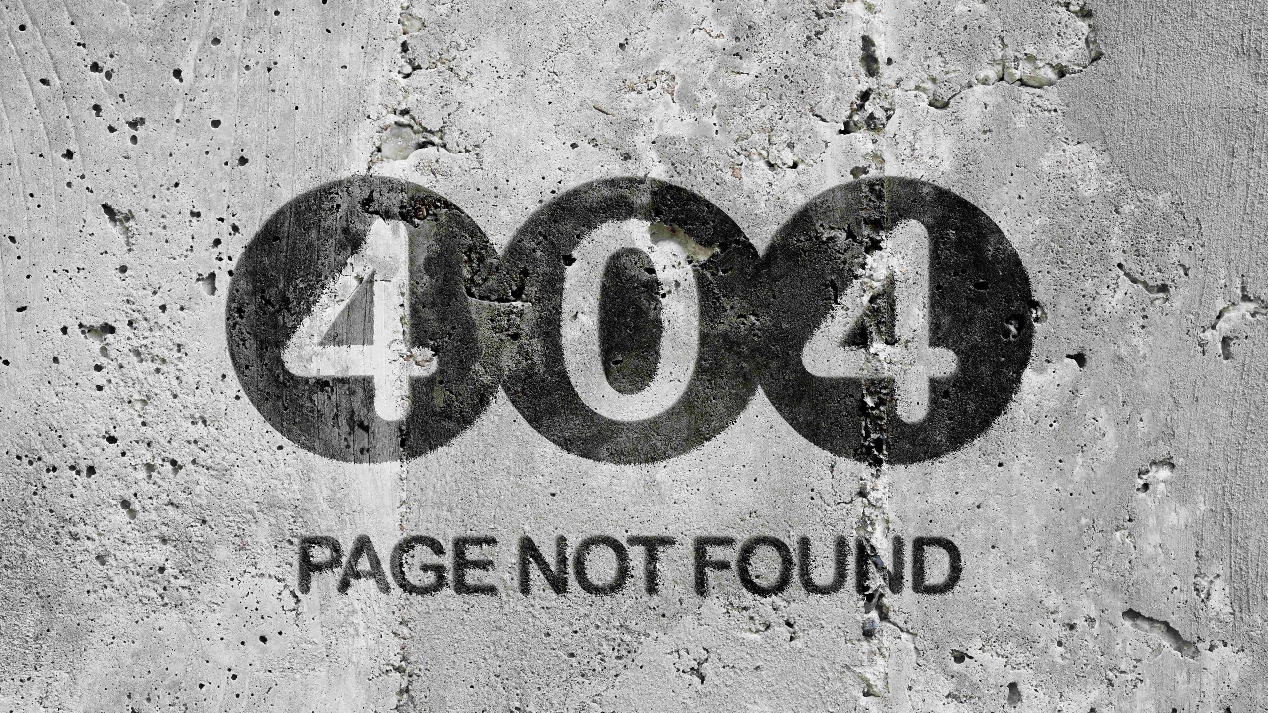 Sinal de erro '404 Página Não Encontrada' em uma textura de parede. Isso simboliza os problemas de links quebrados e a necessidade de uma estratégia de 'Link building' robusta para evitá-los.