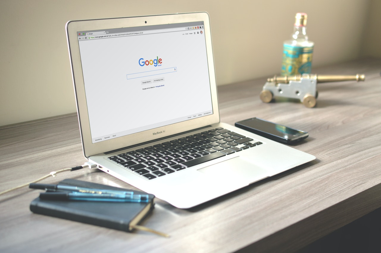 Tela de computador exibindo a busca do Google, com foco em pesquisa. Isso simboliza a necessidade de otimização e o poder do 'Link building' para alcançar as primeiras posições nos resultados de busca.