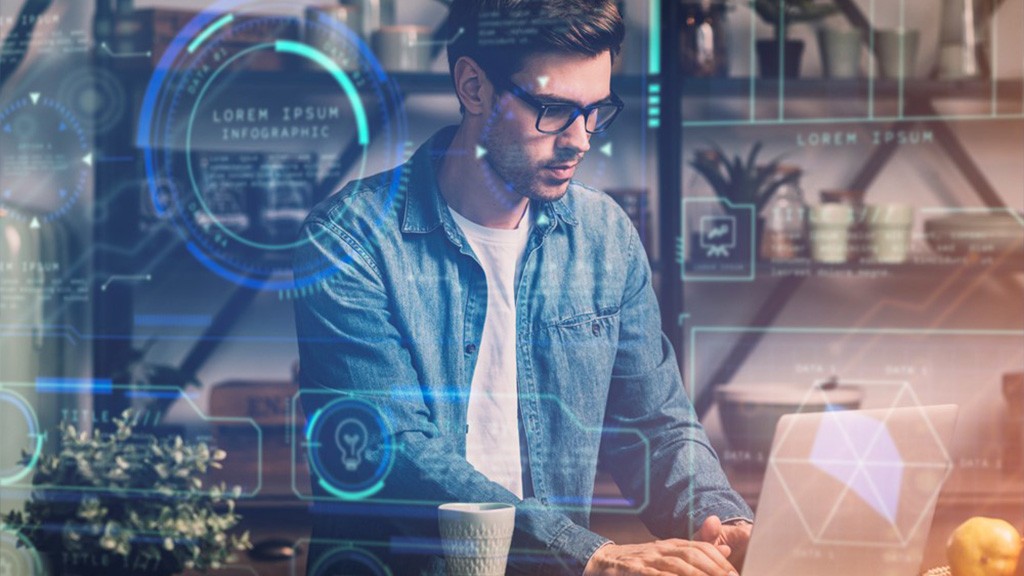 Profissional utilizando laptop com elementos gráficos digitais ao redor, representando o uso de tecnologia e automação de marketing para análise de dados e otimização de campanhas.
