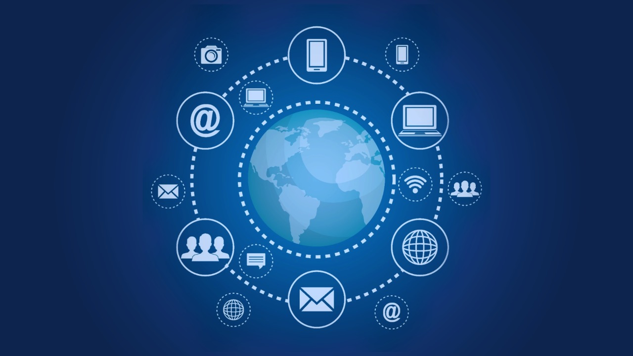 Conceito visual de remarketing digital, com o planeta Terra ao centro e ícones de comunicação conectados ao redor, representando o alcance global de estratégias de remarketing em múltiplos canais como e-mail, redes sociais, dispositivos móveis e web.