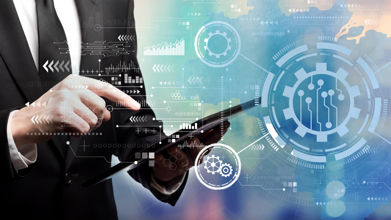 Profissional de terno utilizando um tablet com elementos gráficos digitais representando engrenagens e dados, simbolizando a automação de marketing e a transformação digital nos processos empresariais.