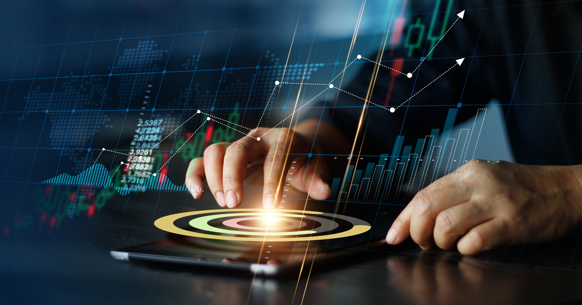 Pessoa interagindo com tablet ao tocar em um alvo digital, representando estratégias de remarketing orientadas por dados, com gráficos de desempenho e indicadores financeiros ao fundo.