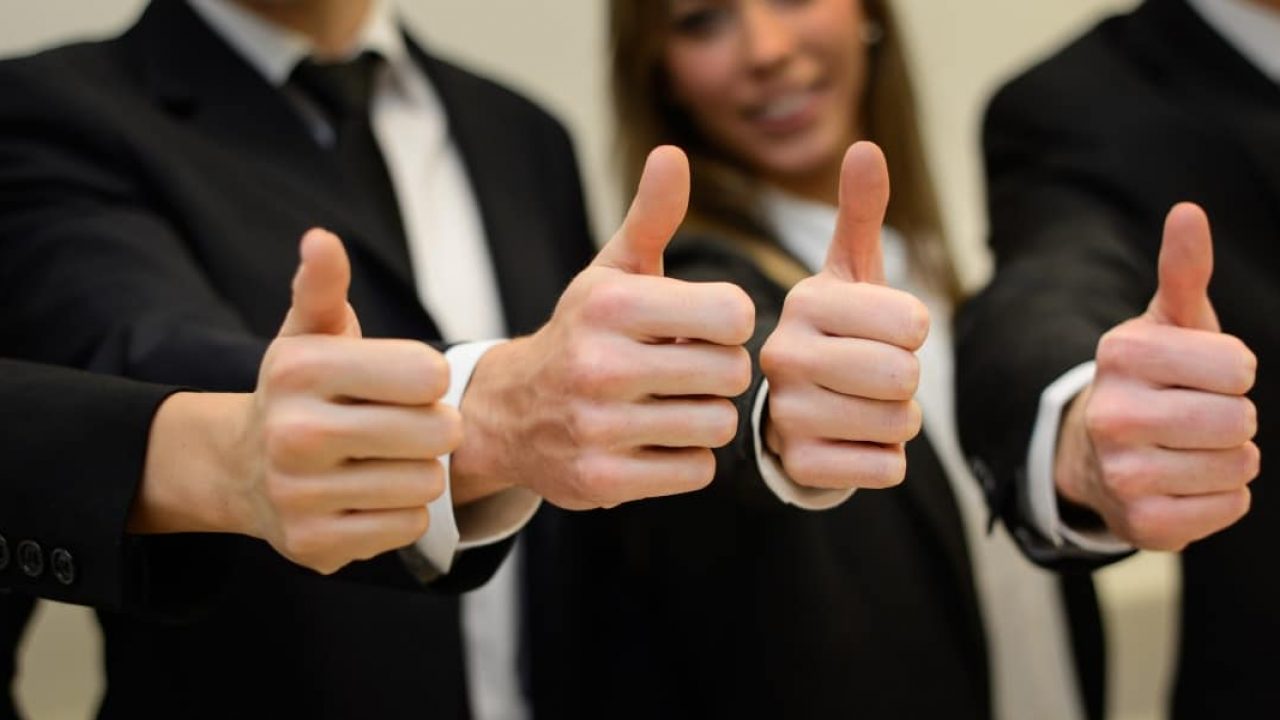A imagem de múltiplos polegares para cima, que representam feedback positivo e aprovação, enfatiza a ressonância de uma mensagem. Isso sugere que o conteúdo aborda como uma 'copy' bem elaborada consegue conectar-se com o público e gerar uma resposta altamente positiva, validando a eficácia da comunicação.