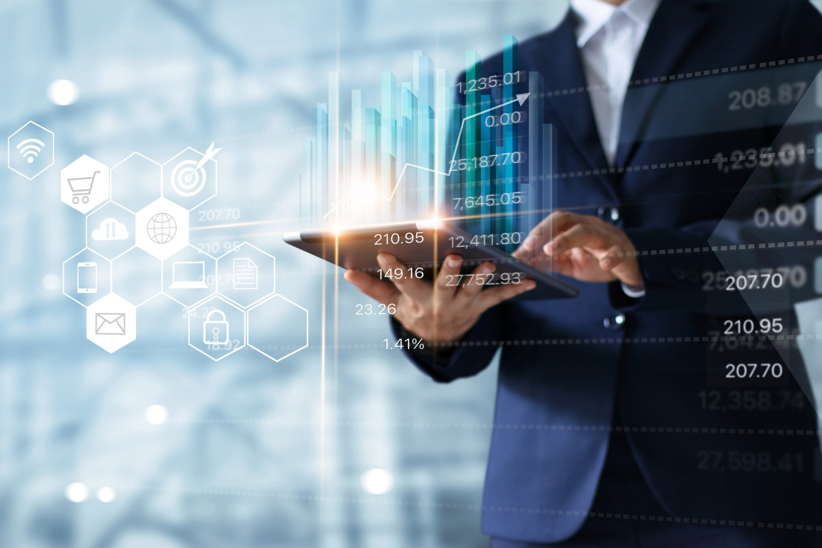 Interface digital com dados financeiros e ícones de negócios sendo manipulados em um tablet. Isso simboliza a inteligência e o controle de campanhas, destacando como o PPC é guiado por insights para resultados otimizados.