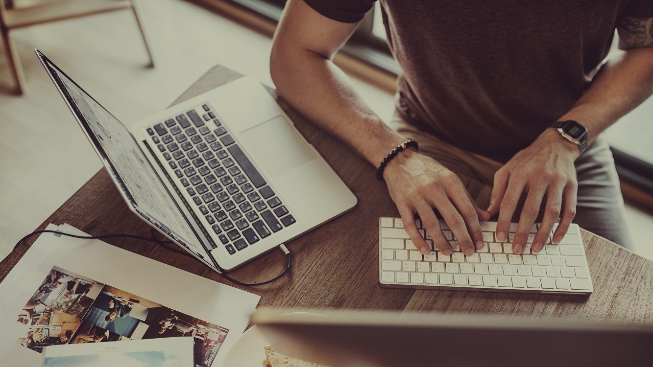 A imagem de alguém focado em seu trabalho digital, utilizando um laptop e um teclado, destaca a execução de tarefas e a autonomia. Isso sugere que o conteúdo aborda o dia a dia de um 'freelancer' que se dedica a projetos, gerenciando seu próprio tempo e fluxo de trabalho.