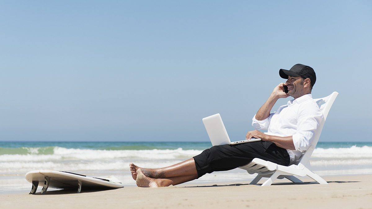 A imagem de um homem trabalhando de forma produtiva em um ambiente paradisíaco, destaca o ideal de autonomia e a realização de um sonho profissional. Isso sugere que o conteúdo aborda o estilo de vida de um 'freelancer' que conseguiu conquistar a liberdade de trabalhar onde e como quiser, aproveitando a vida enquanto mantém seus projetos ativos.