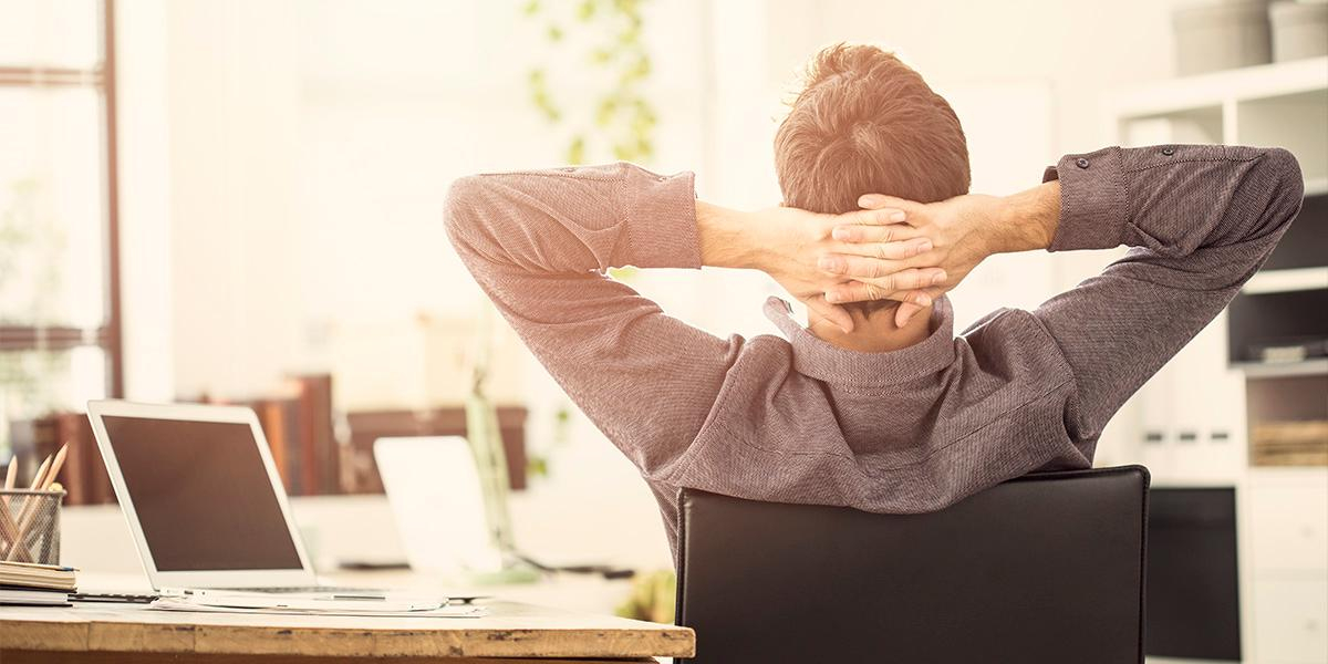 A imagem de um homem em um momento de relaxamento em seu ambiente de trabalho, desfrutando da luz natural, destaca a importância do equilíbrio. Isso sugere que o conteúdo aborda como um 'freelancer' pode gerenciar sua rotina para incluir momentos de descanso e bem-estar, aproveitando a flexibilidade de sua carreira para um estilo de vida mais equilibrado.