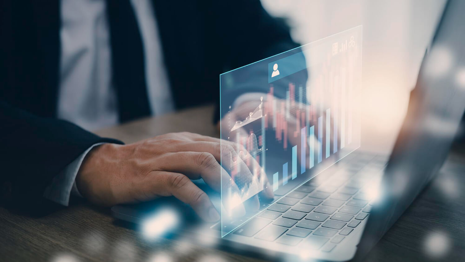 A imagem de um profissional interagindo com dados de desempenho e gráficos em um laptop, destaca a importância da inteligência de dados para o sucesso do marketing. Isso sugere que o conteúdo aborda como o PPC se beneficia da análise contínua para otimizar lances, segmentação e criativos, garantindo o melhor retorno possível sobre o investimento.
