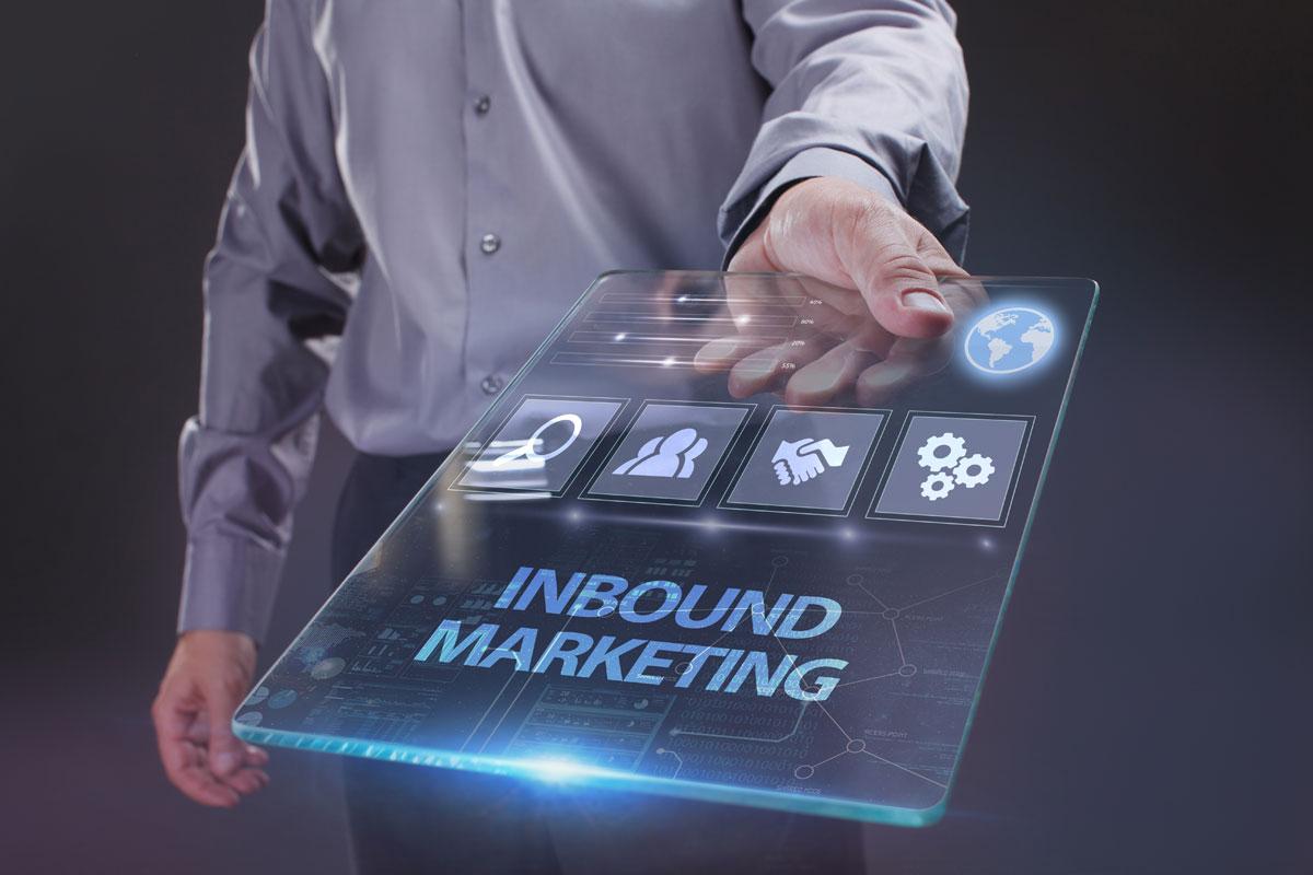 Interface digital holográfica com a frase 'INBOUND MARKETING' e vários ícones de processos. Isso simboliza a integração de ferramentas e a otimização de estratégias no Inbound Marketing.
