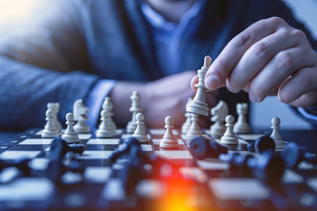 Cena de jogo de xadrez com uma peça sendo movida estrategicamente. Isso simboliza a inteligência e a vantagem competitiva que o Inbound Marketing pode oferecer para superar desafios.