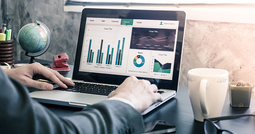 A imagem de um profissional analisando um dashboard complexo em um laptop, destaca a importância da tomada de decisões baseada em dados. Isso sugere que o conteúdo aborda como um 'produto digital' prospera através da análise contínua de sua performance, permitindo ajustes estratégicos e melhorias para atender às demandas do mercado e do usuário, impulsionando seu sucesso.