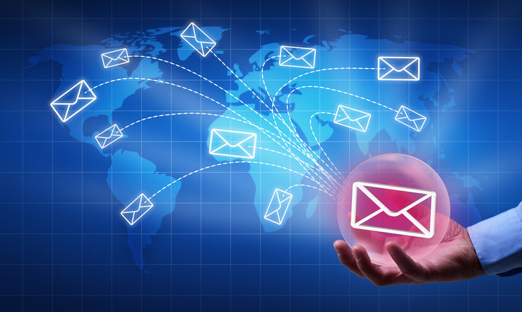 Imagem conceitual de e-mail marketing, mostrando ícones de envelopes sendo enviados globalmente a partir de uma mão, representando a comunicação digital em escala mundial.