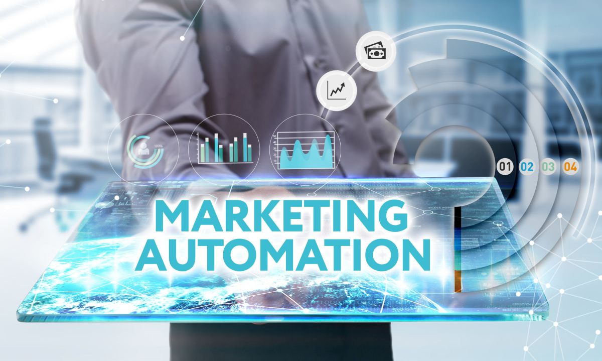 Profissional utilizando uma interface digital futurista com gráficos e indicadores de desempenho, destacando o conceito de automação de marketing para otimizar campanhas e resultados empresariais.