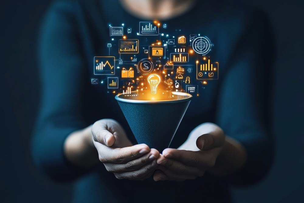 Pessoa segurando um funil de vendas digital com ícones flutuantes representando dados, análises, gráficos e ideias, simbolizando a automação e o processo estratégico de conversão no marketing digital.