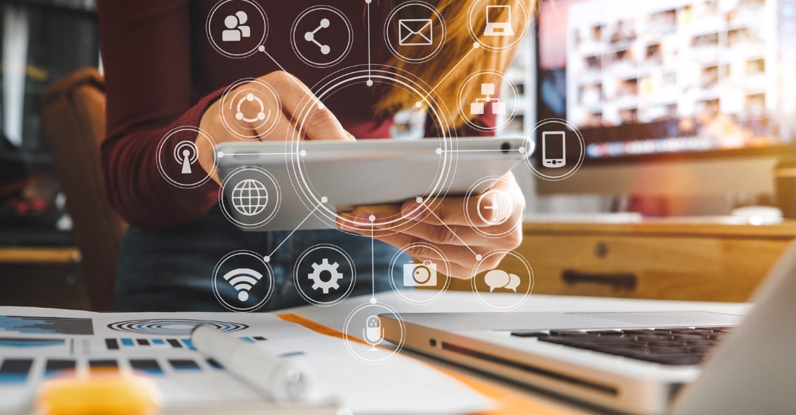 Interface digital com vários ícones de serviços e uma rede interligada, sendo manipulada por mãos. Isso simboliza a busca por autoridade e o impacto que o 'Link building' tem na expansão da presença digital.