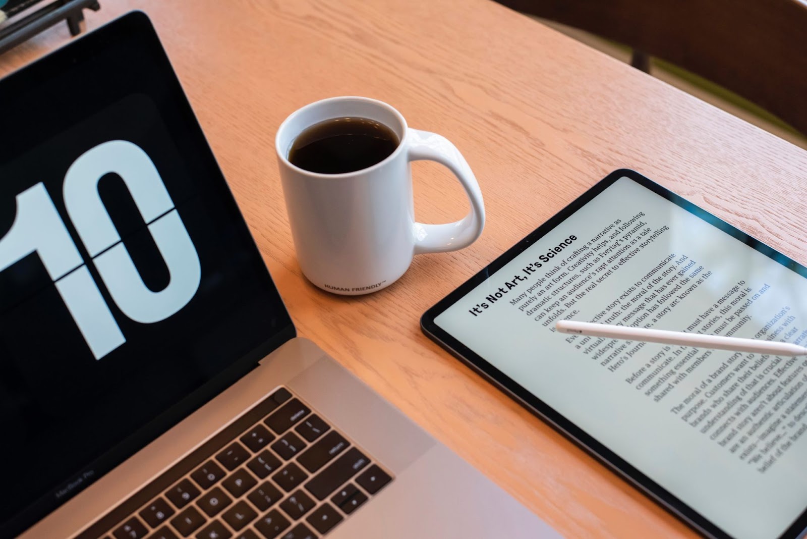 Cena de trabalho com ferramentas digitais e um artigo sobre storytelling. Isso simboliza a fase inicial de ideação e planejamento para um 'lançamento semente'.