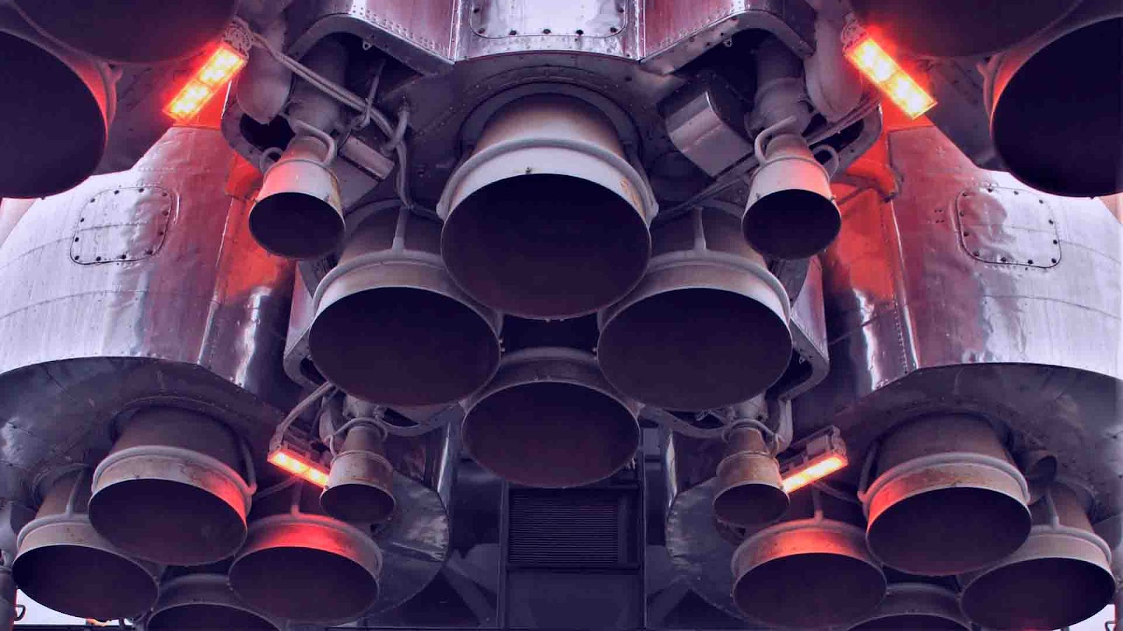 A imagem dos poderosos motores de um foguete prontos para o lançamento, destaca a energia e o impulso necessários para iniciar uma jornada. Isso sugere que o conteúdo aborda a fase crucial do 'lançamento semente', onde a força e a preparação são essenciais para impulsionar um novo empreendimento em direção ao sucesso.