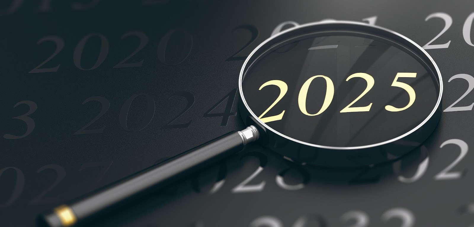 Uma lupa ampliando o ano "2025" em um fundo escuro com outros anos borrados. A imagem sugere uma visão focada e a busca por nichos e oportunidades no ano de 2025.