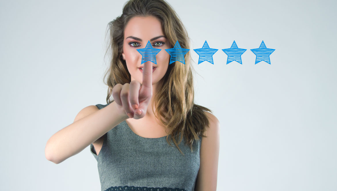 Mulher avaliando com estrelas, representando a importância do feedback dos clientes para Vendas no Telegram.