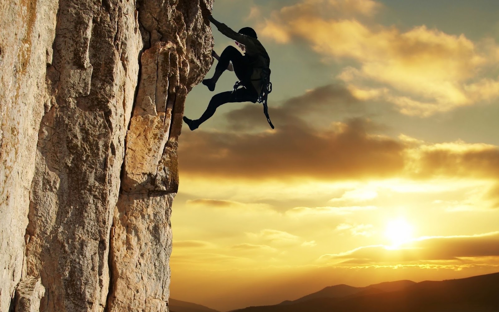 Uma imagem de um alpinista solitário escalando uma rocha íngreme sob um céu dramático de pôr do sol. O alpinista, uma silhueta escura contra o céu alaranjado, representa o esforço e a determinação necessários para superar obstáculos e alcançar o topo. A cena simboliza a natureza desafiadora da competição, onde indivíduos lutam para alcançar seus objetivos e se destacar.